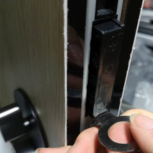 to replace the batteries of electronic lock z710